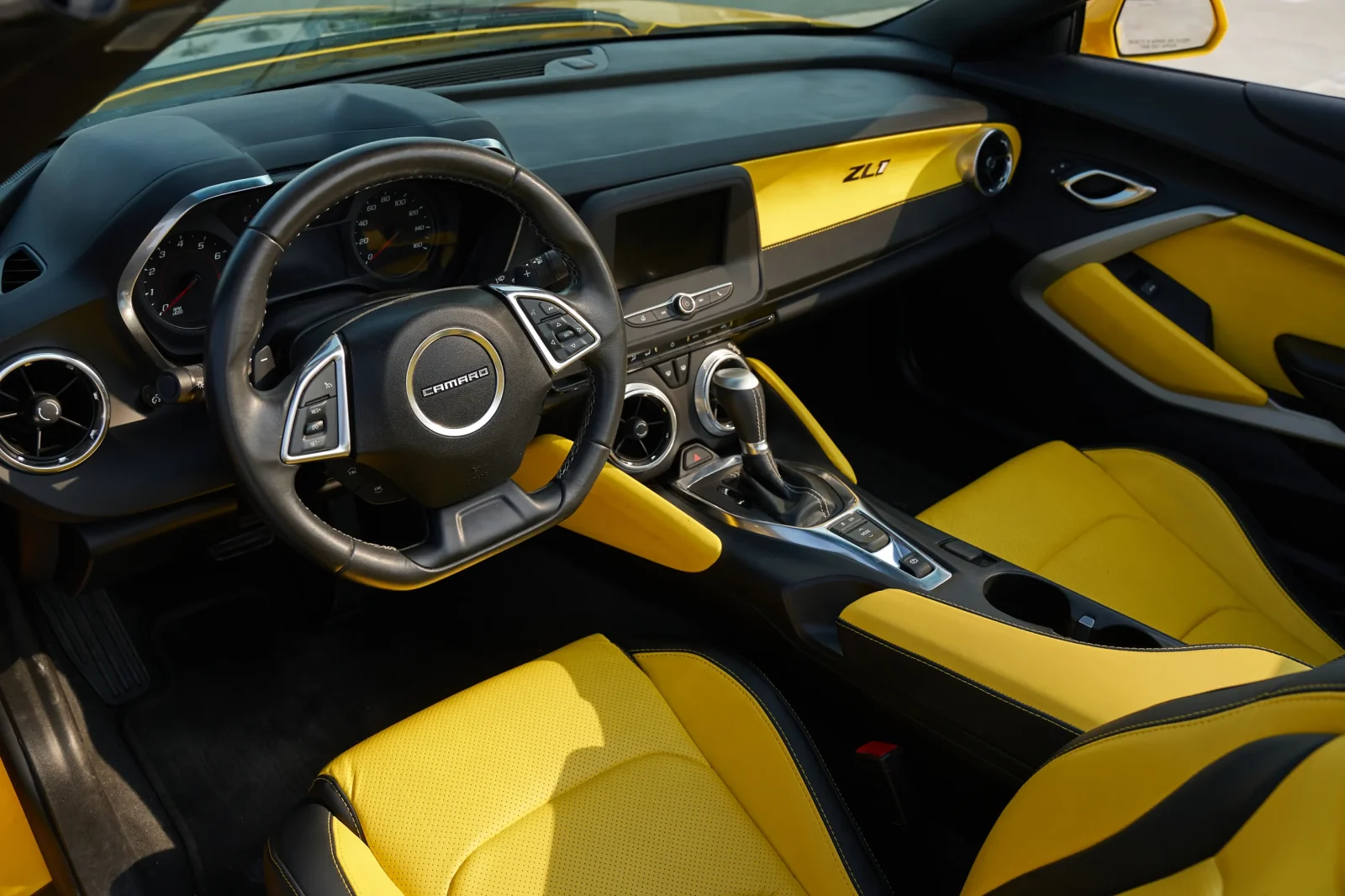 Kiralık Chevrolet Camaro  Sarı 2023 içinde Dubai - 3 