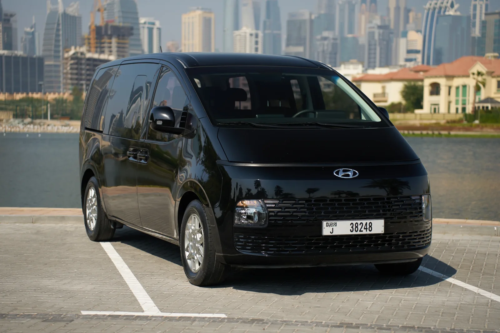 Miete Hyundai Staria  Schwarz 2023 in der Dubai