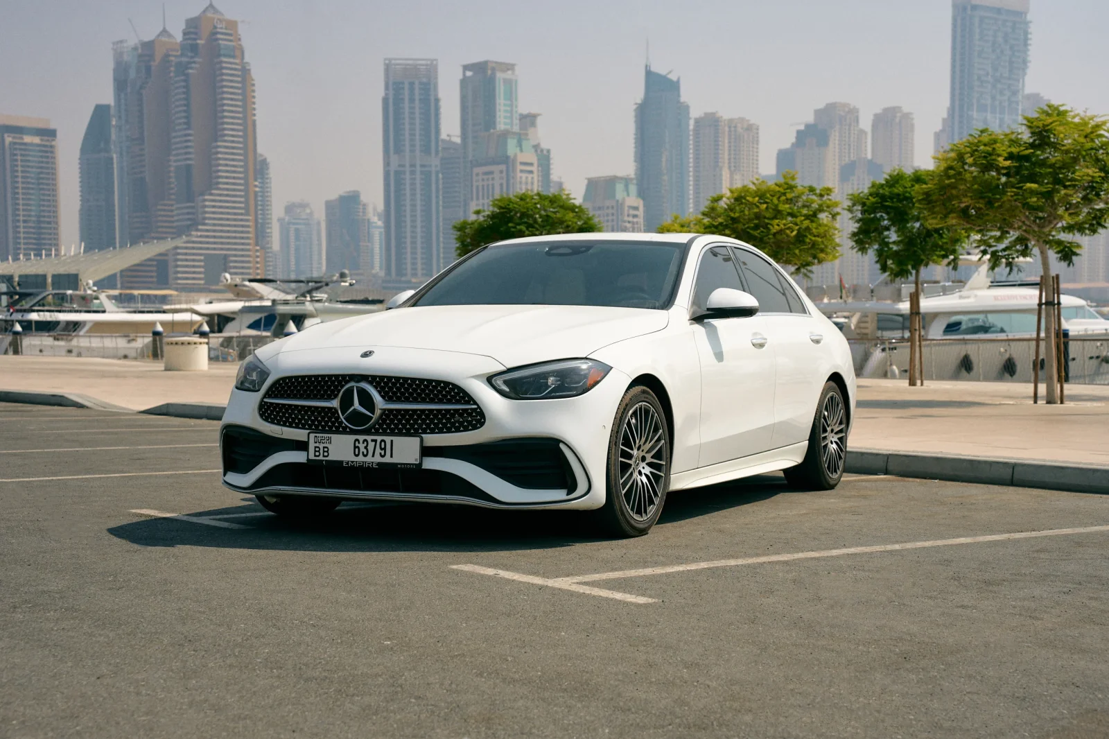 Miete Mercedes-Benz C-Class 300 Weiß 2023 in der Dubai