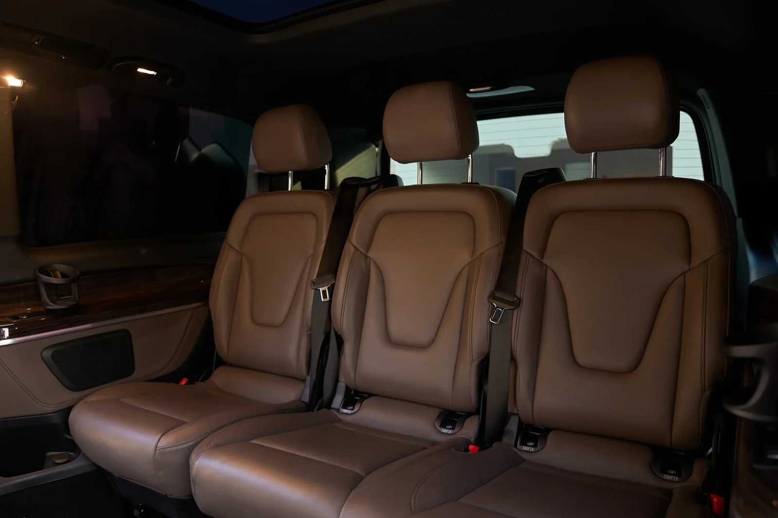 Huren Mercedes-Benz V-Class 250 Zwart 2023 in Dubai - 5 