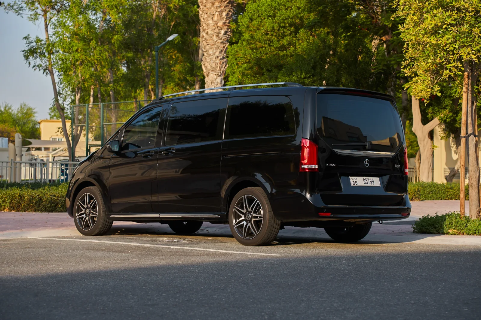 Huren Mercedes-Benz V-Class 250 Zwart 2023 in Dubai - 8 