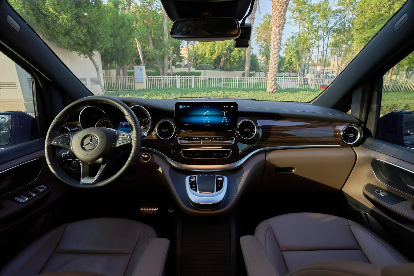 Huren Mercedes-Benz V-Class 250 Zwart 2023 in Dubai - 3 