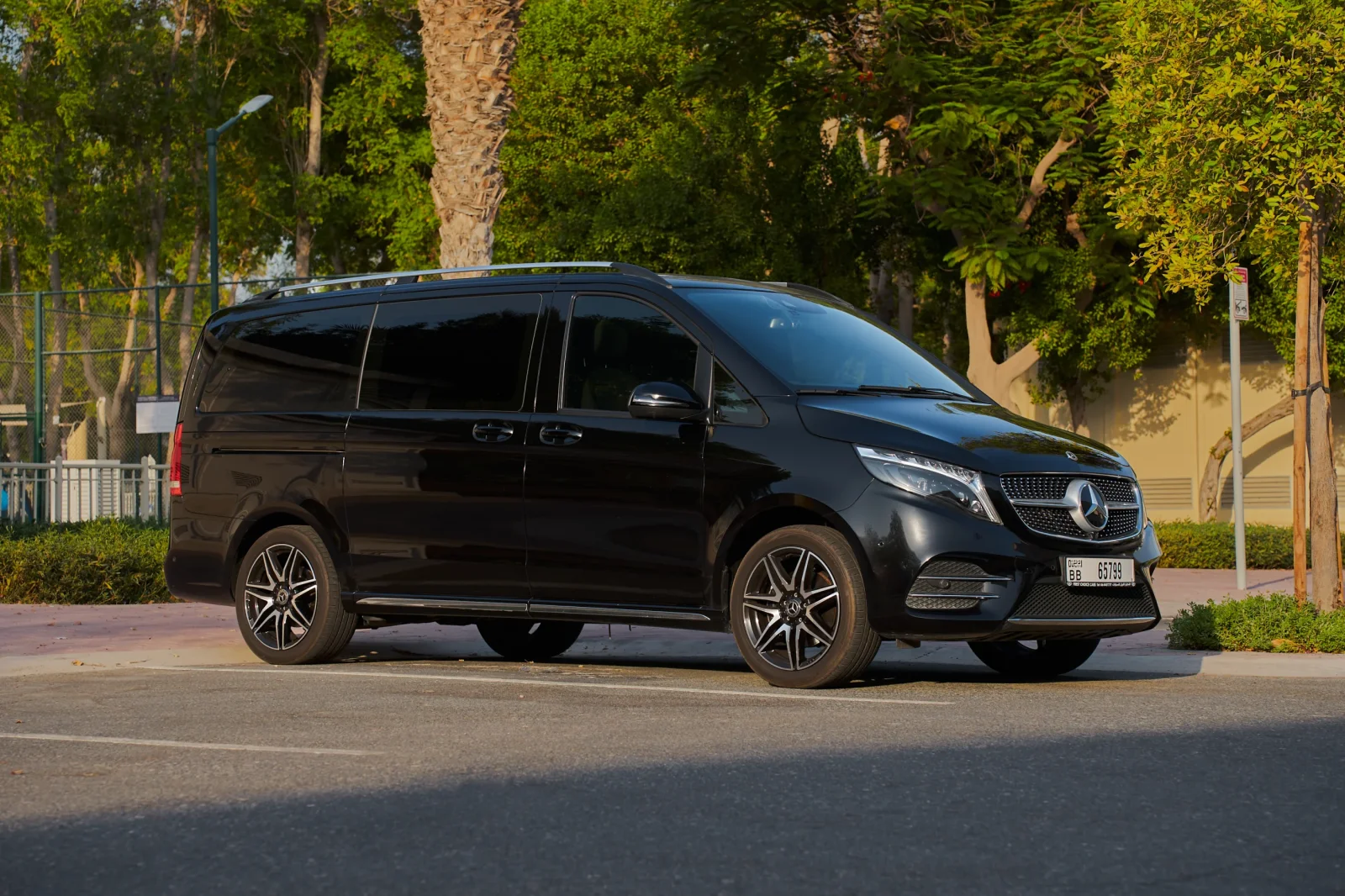 Kiralık Mercedes-Benz V-Class 250 Siyah 2023 içinde Dubai