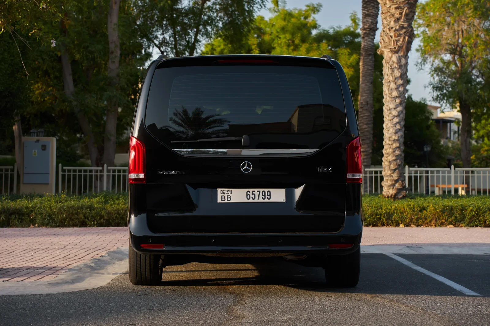 Huren Mercedes-Benz V-Class 250 Zwart 2023 in Dubai - 7 