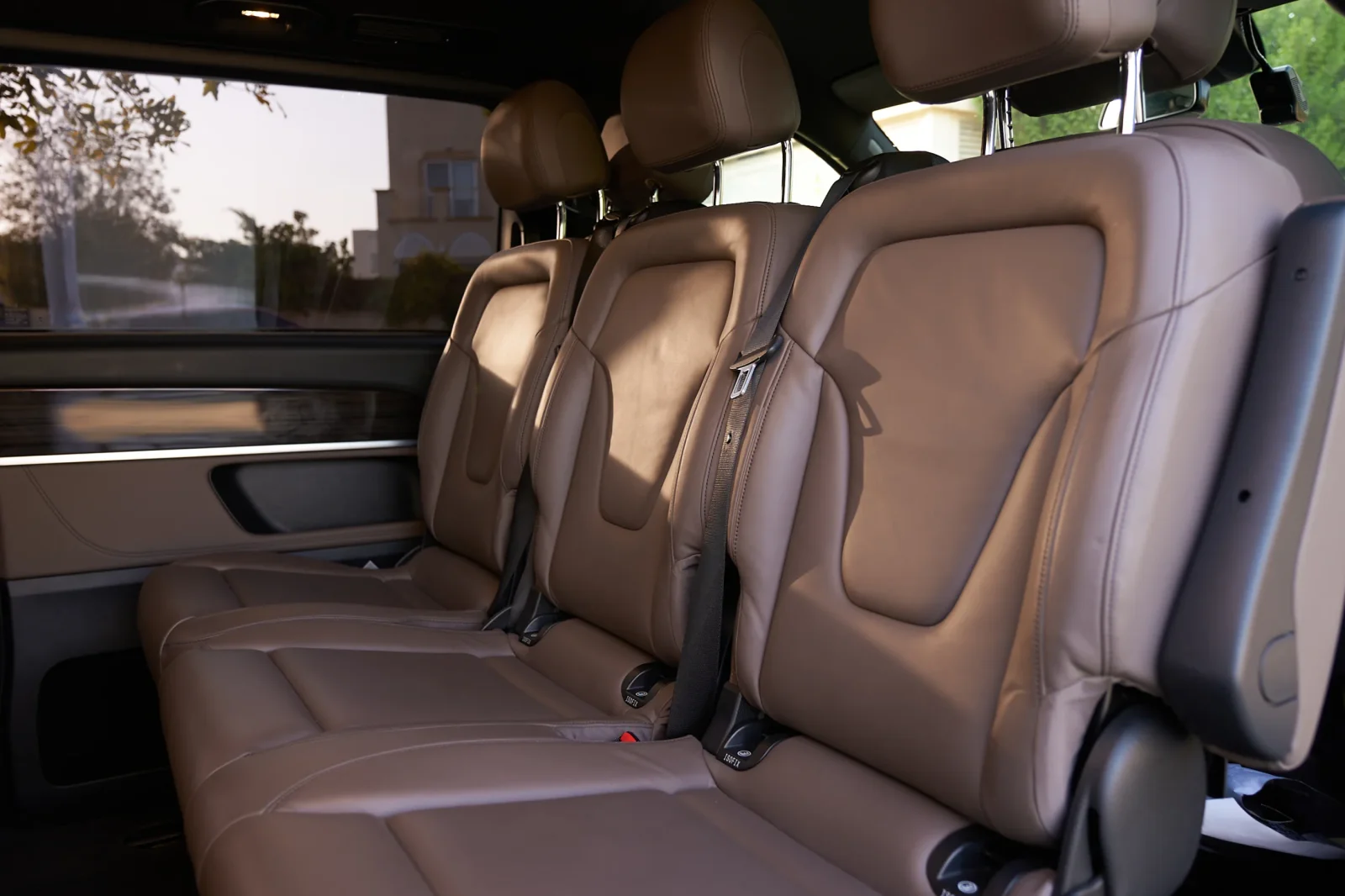 Huren Mercedes-Benz V-Class 250 Zwart 2023 in Dubai - 6 