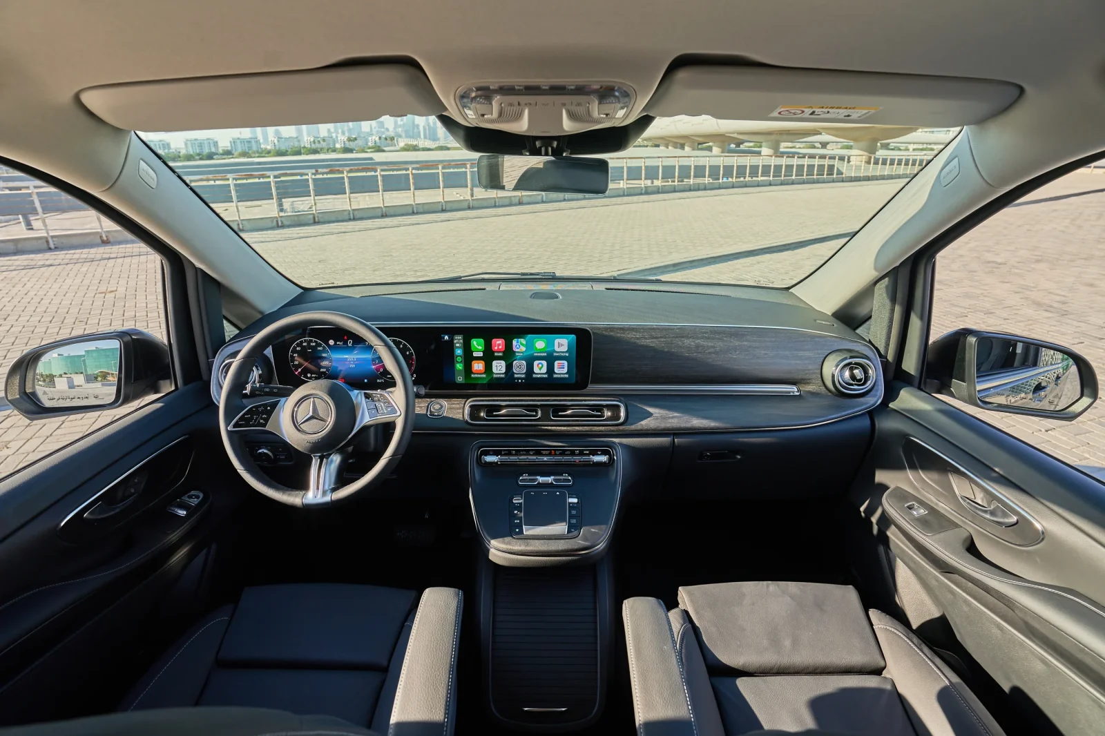 Huren Mercedes-Benz V-Class 300 Zwart 2025 in Dubai - 3 