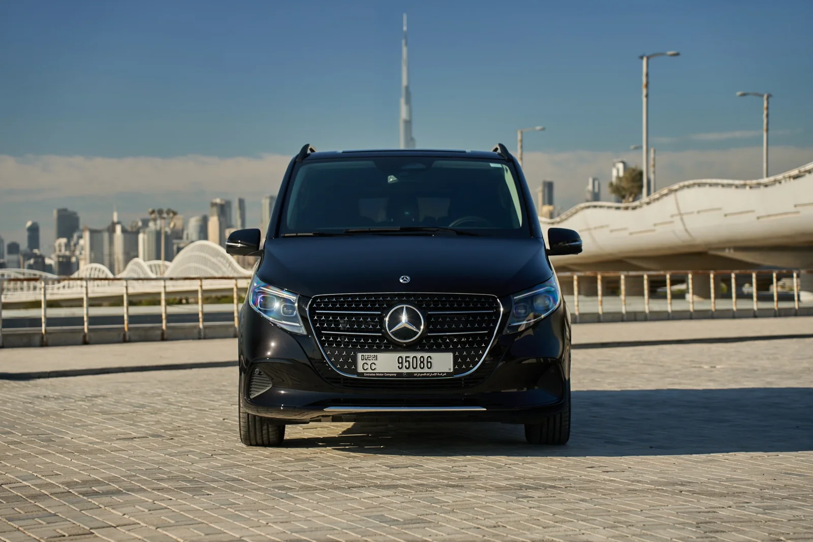 Huren Mercedes-Benz V-Class 300 Zwart 2025 in Dubai - 2 