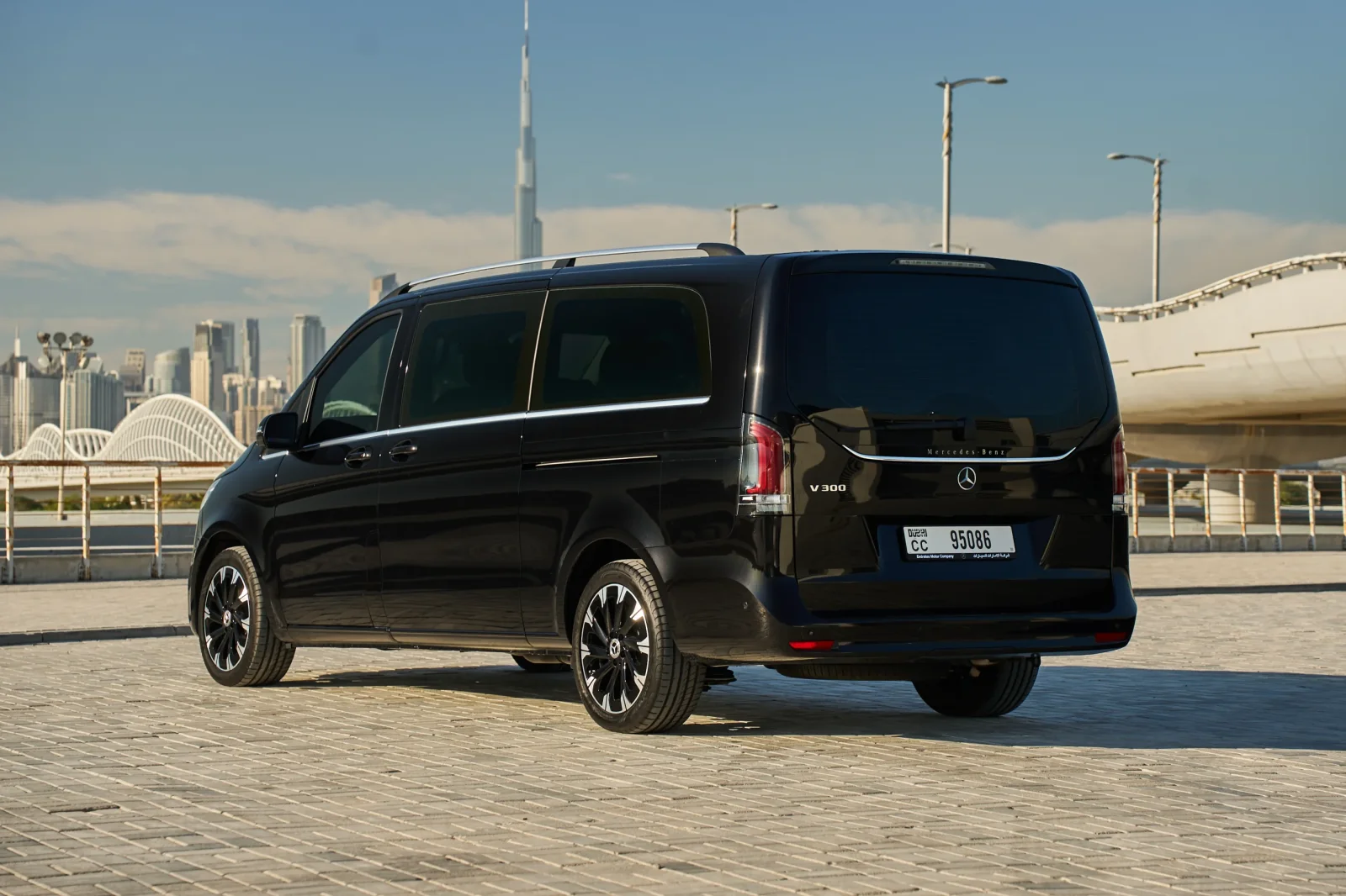 Huren Mercedes-Benz V-Class 300 Zwart 2025 in Dubai - 6 