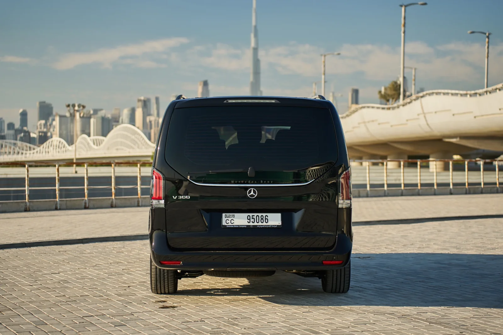 Huren Mercedes-Benz V-Class 300 Zwart 2025 in Dubai - 5 