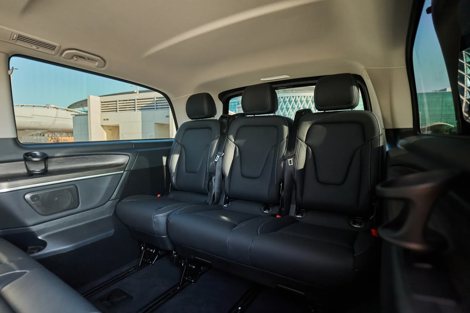 Huren Mercedes-Benz V-Class 300 Zwart 2025 in Dubai - 4 