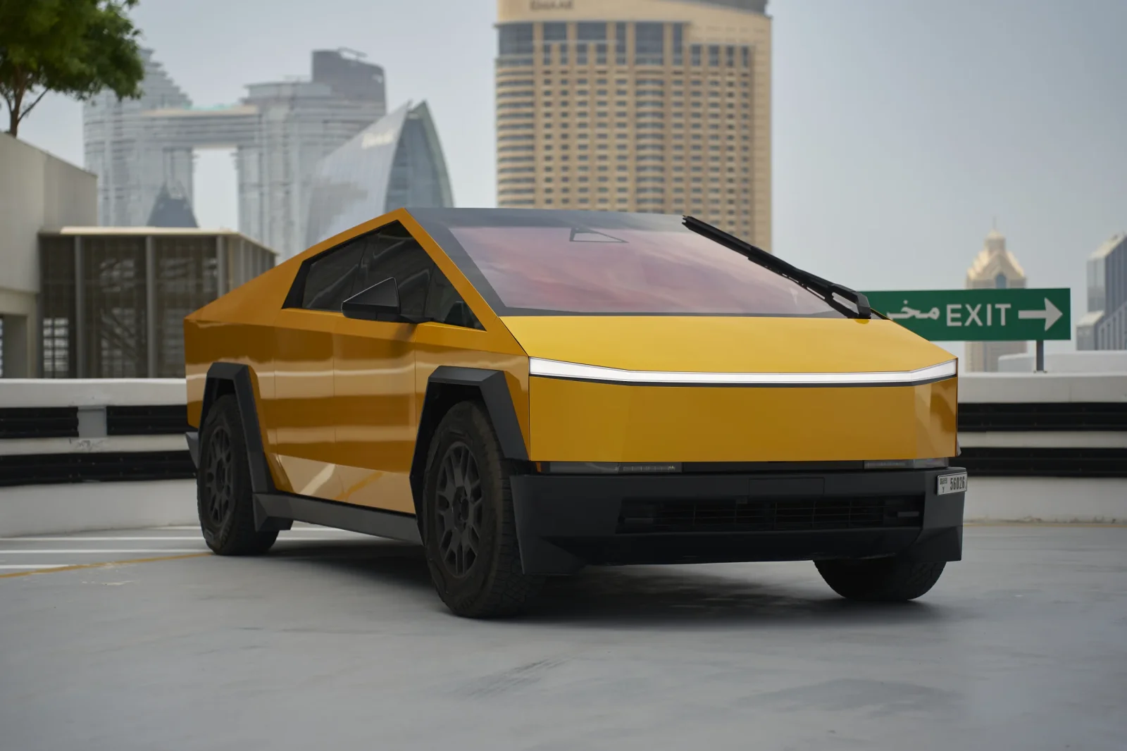 Kiralık Tesla Cybertruck  Gri 2024 içinde Dubai