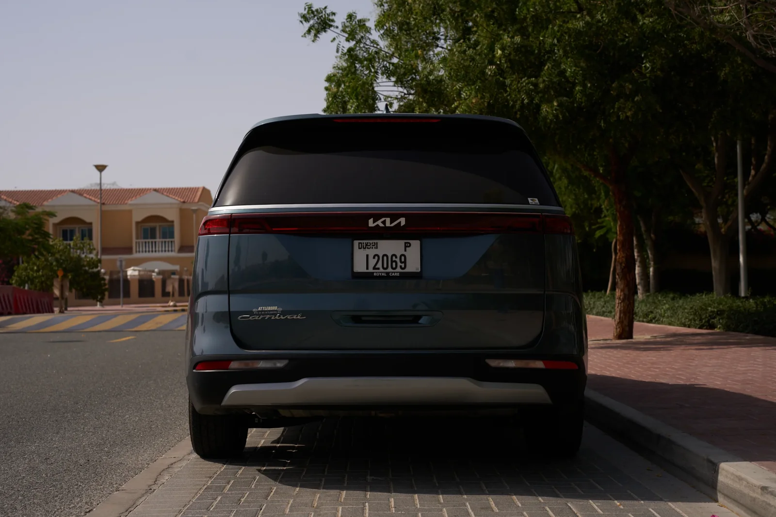 Miete Kia Carnival  Blau 2022 in der Dubai - 6 