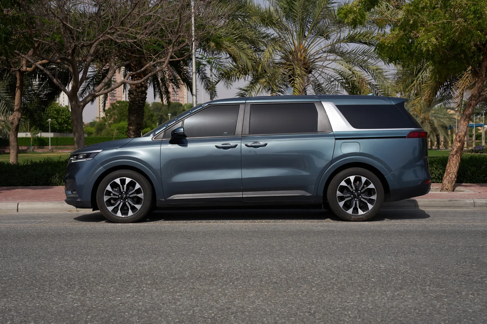 Miete Kia Carnival  Blau 2022 in der Dubai - 8 