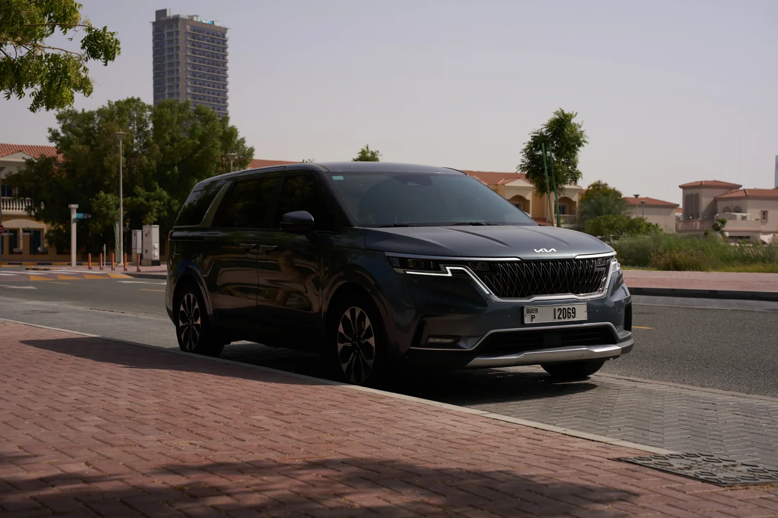 Miete Kia Carnival  Blau 2022 in der Dubai - 7 