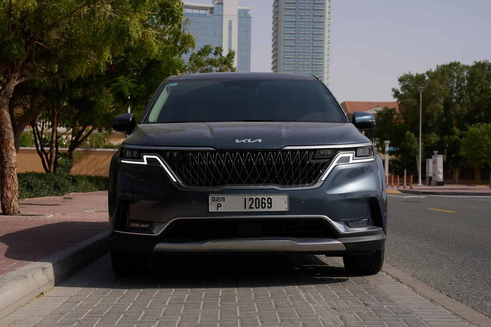 Miete Kia Carnival  Blau 2022 in der Dubai - 2 