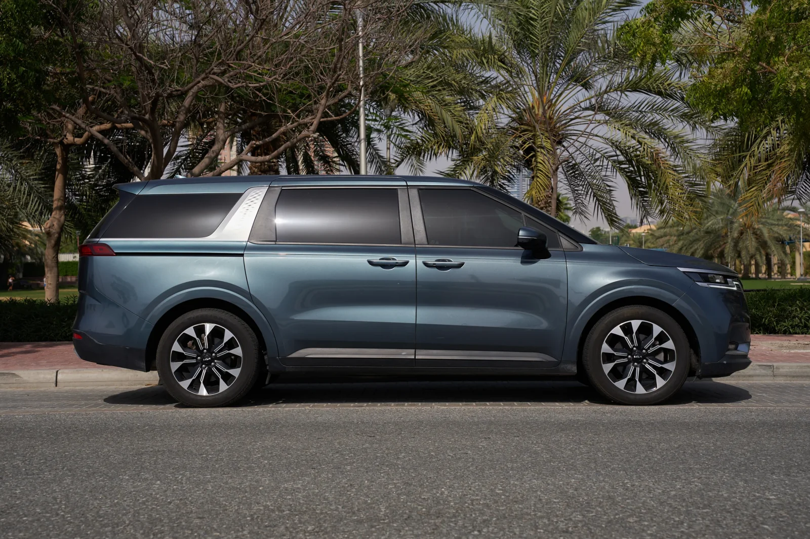 Miete Kia Carnival  Blau 2022 in der Dubai - 5 