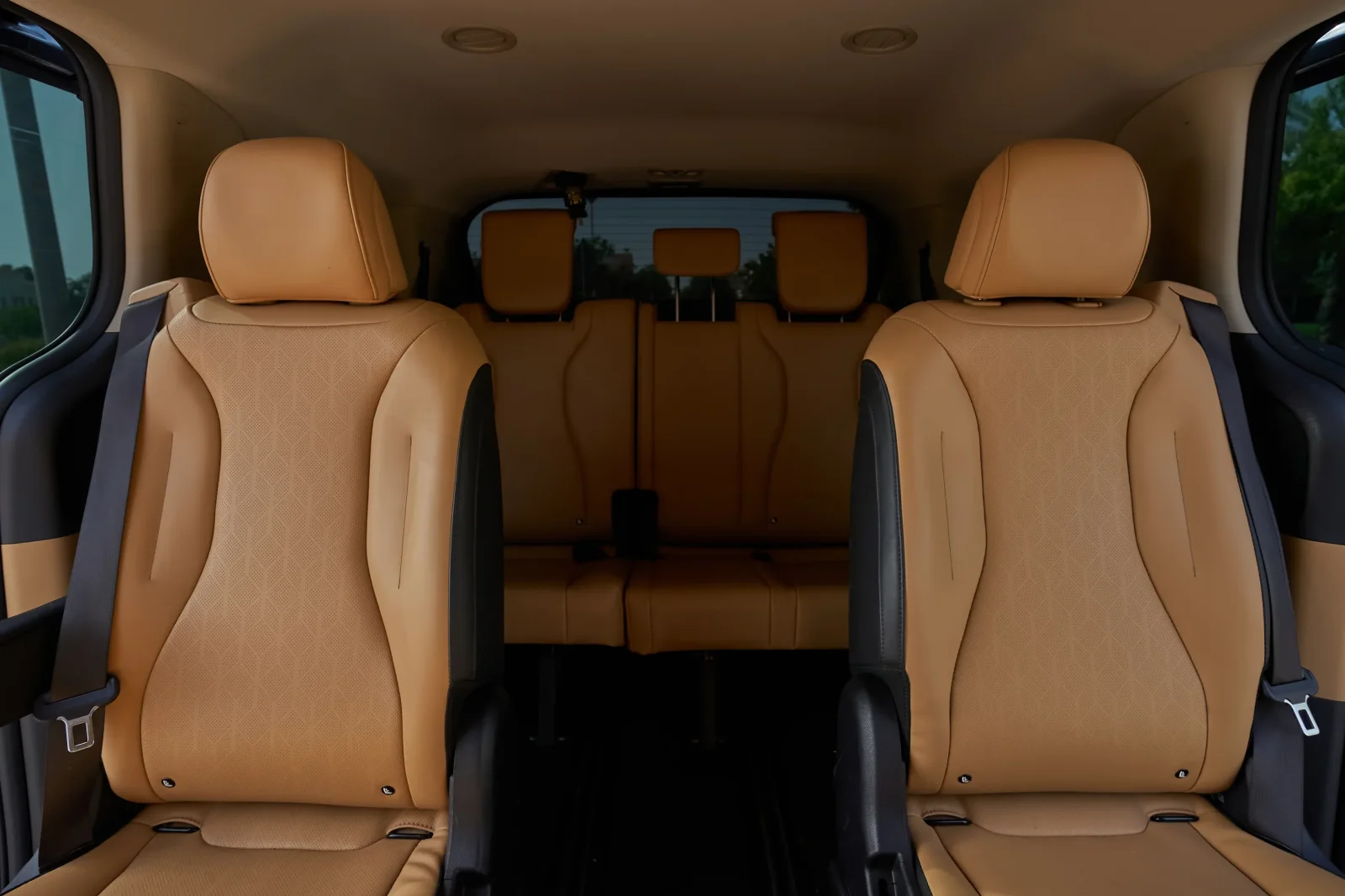 Miete Kia Carnival  Blau 2022 in der Dubai - 4 