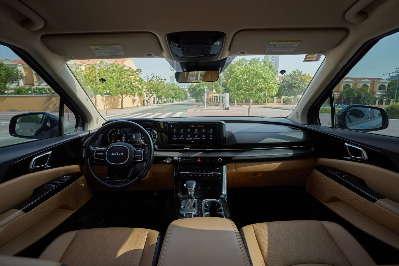 Miete Kia Carnival  Blau 2022 in der Dubai - 3 