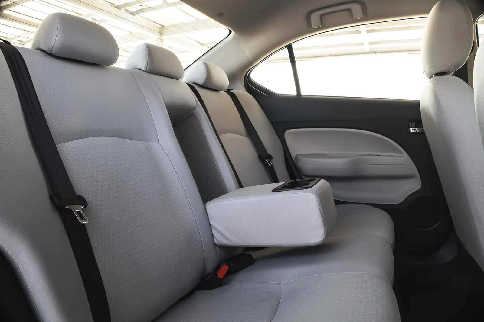 Miete Mitsubishi Attrage  Grau 2025 in der Dubai - 4 