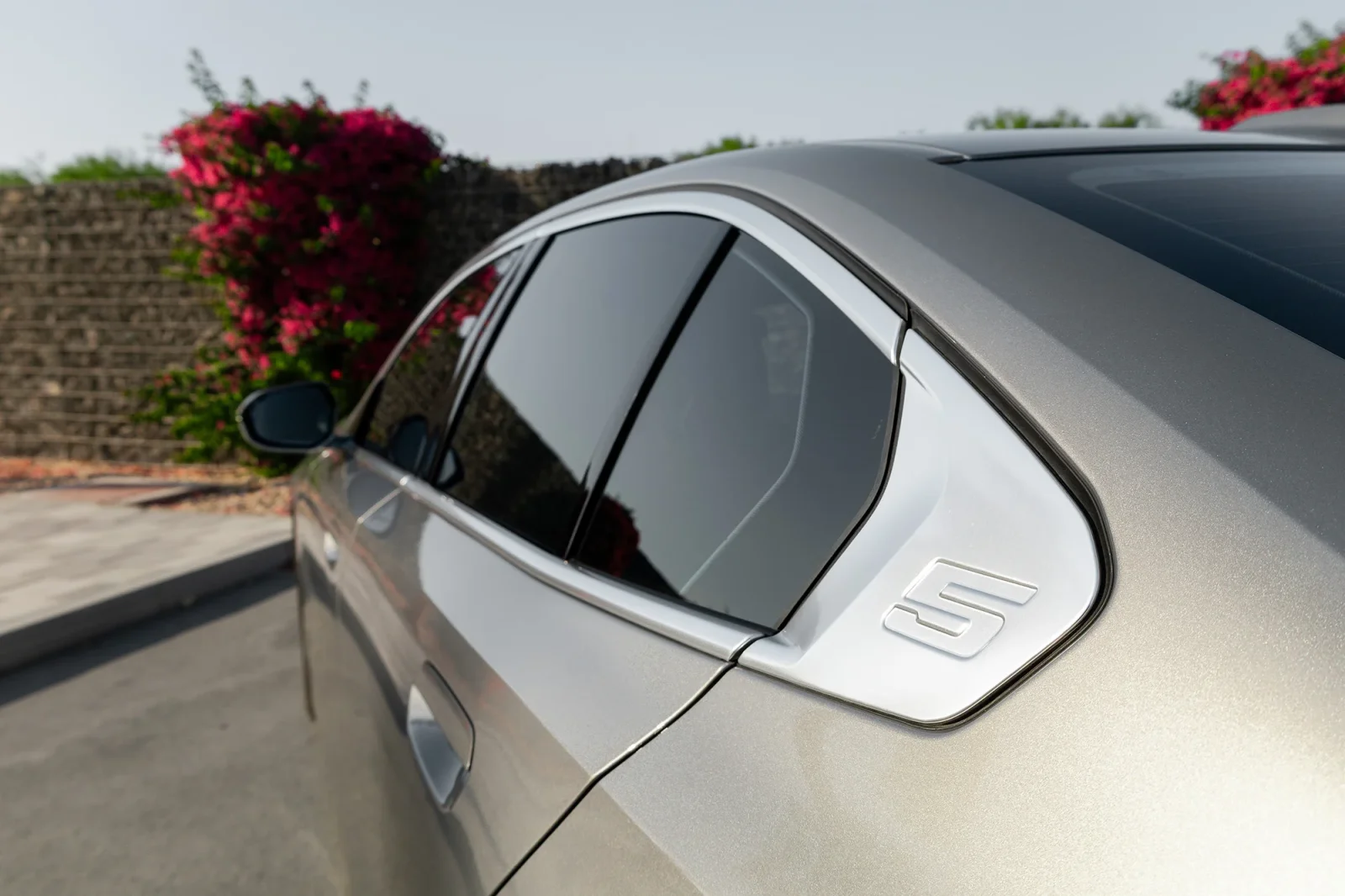 Affitto BMW 5-Series 520i Grigio 2025 in Dubai - 12 