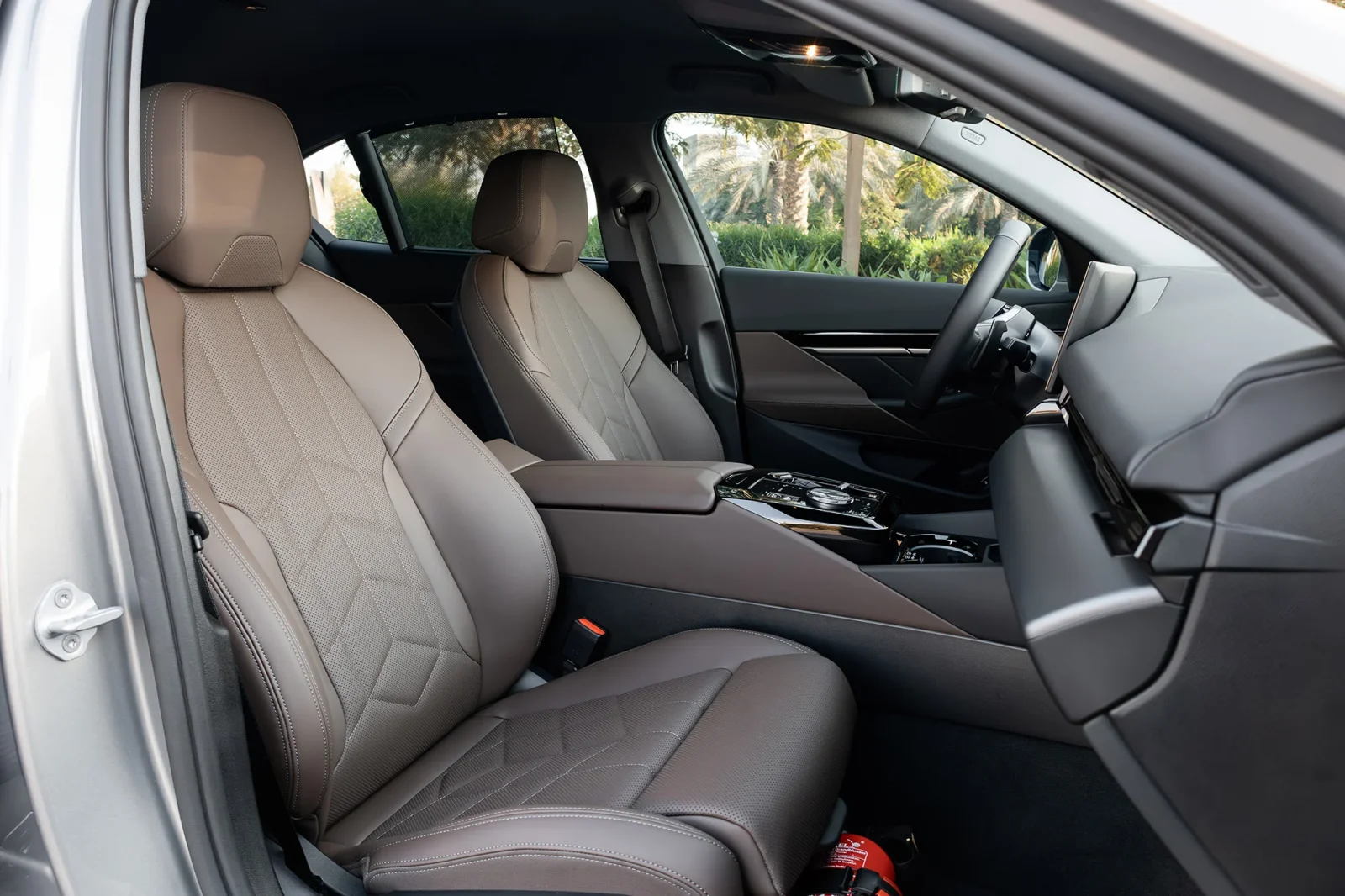 Affitto BMW 5-Series 520i Grigio 2025 in Dubai - 6 