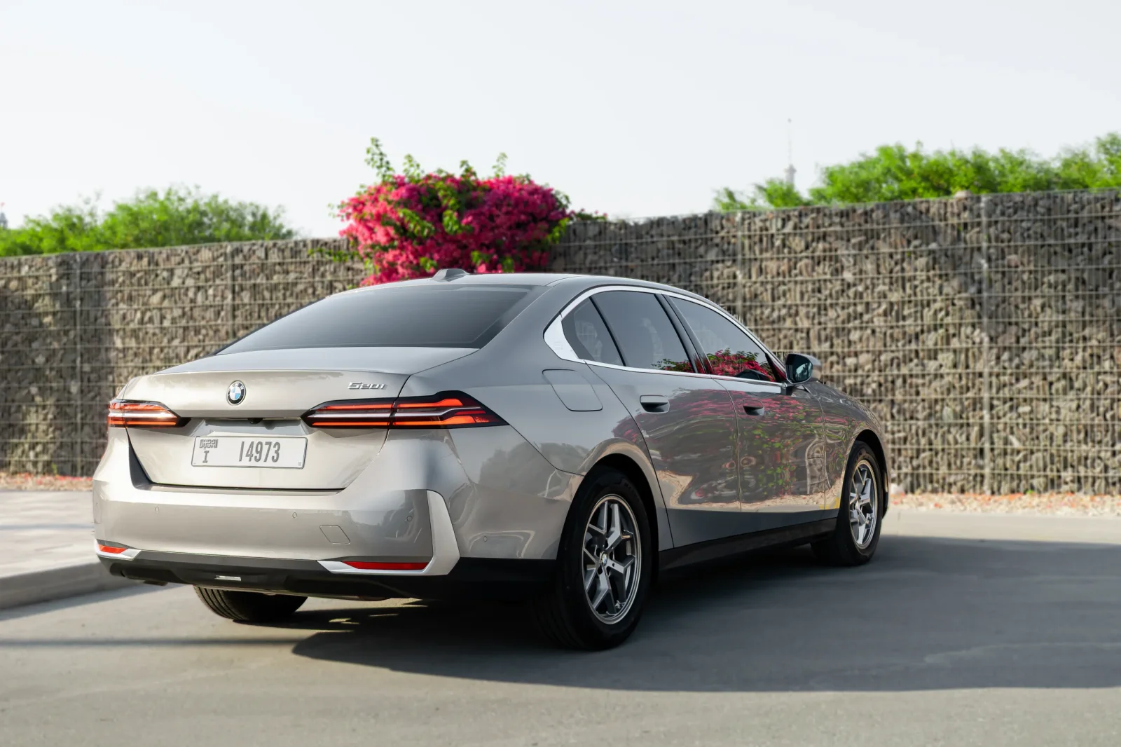 Affitto BMW 5-Series 520i Grigio 2025 in Dubai - 9 