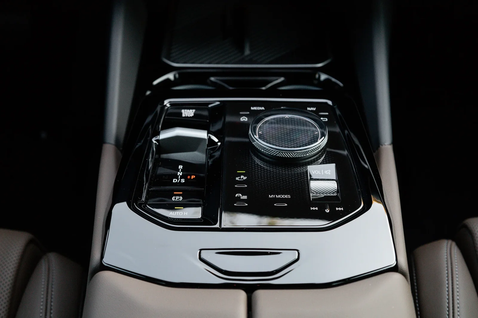 Affitto BMW 5-Series 520i Grigio 2025 in Dubai - 5 