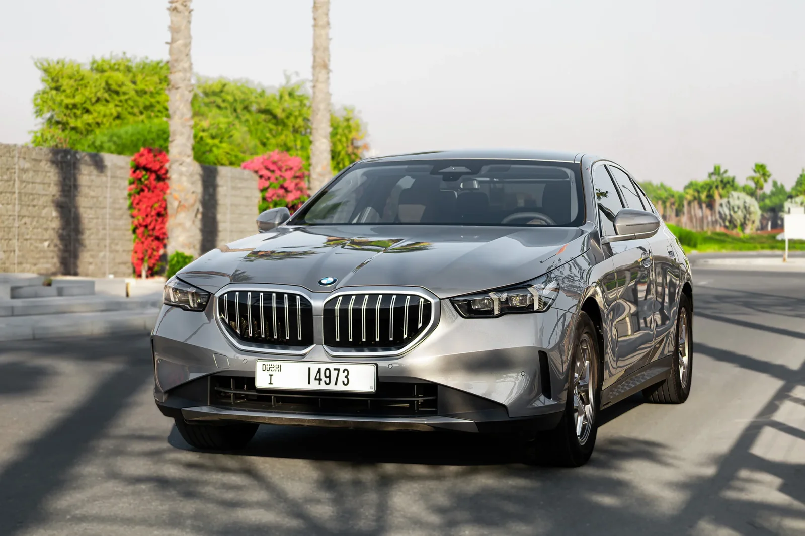 Affitto BMW 5-Series 520i Grigio 2025 in Dubai - 2 