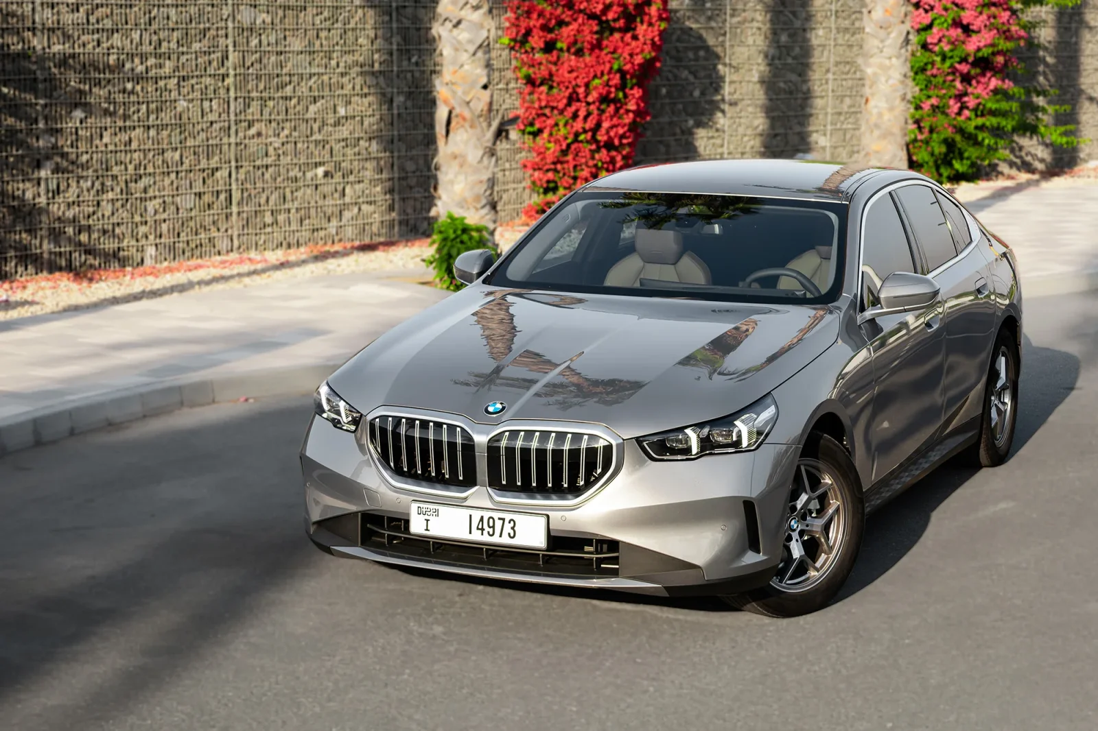 Affitto BMW 5-Series 520i Grigio 2025 in Dubai - 10 