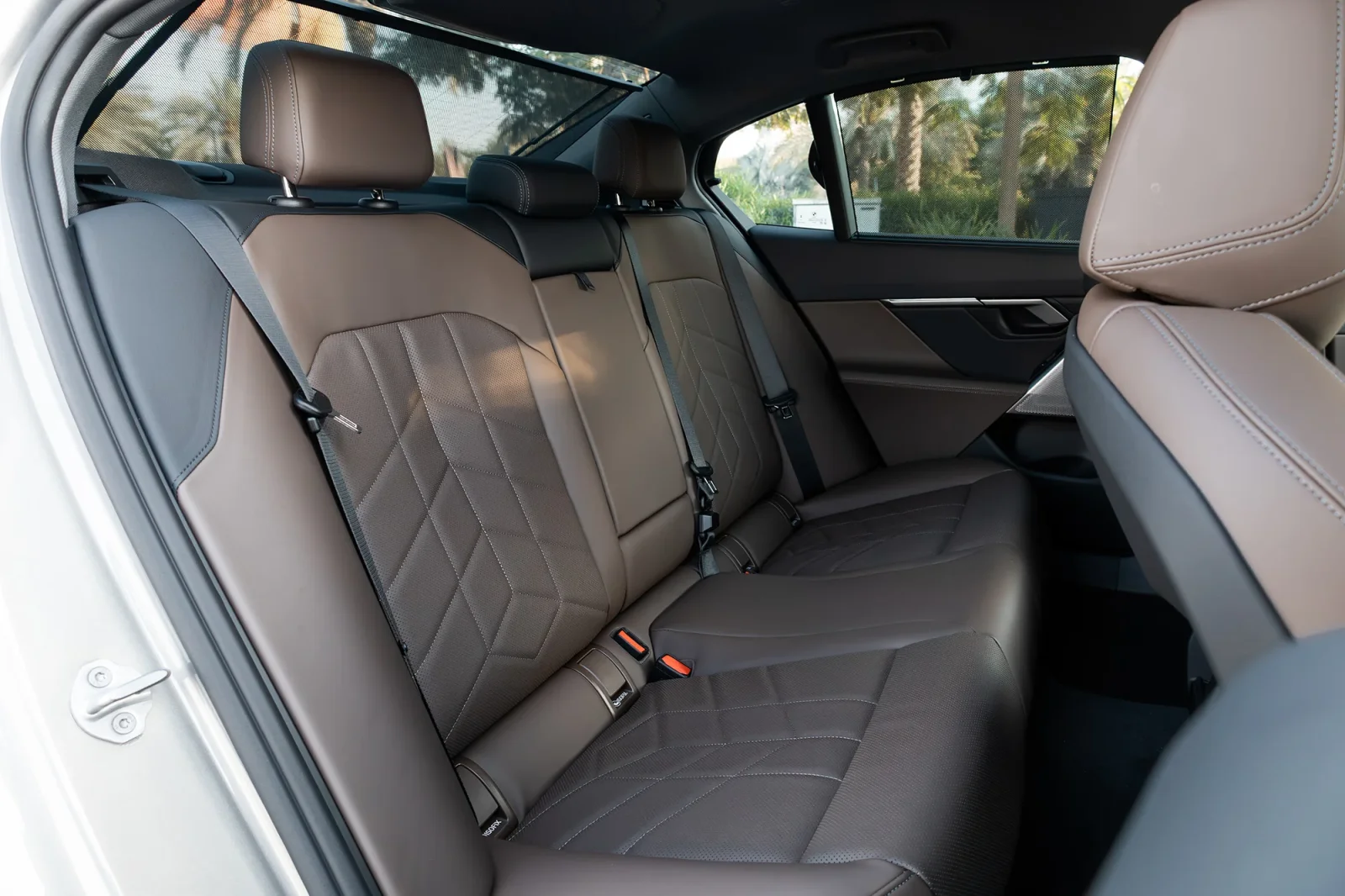 Affitto BMW 5-Series 520i Grigio 2025 in Dubai - 7 