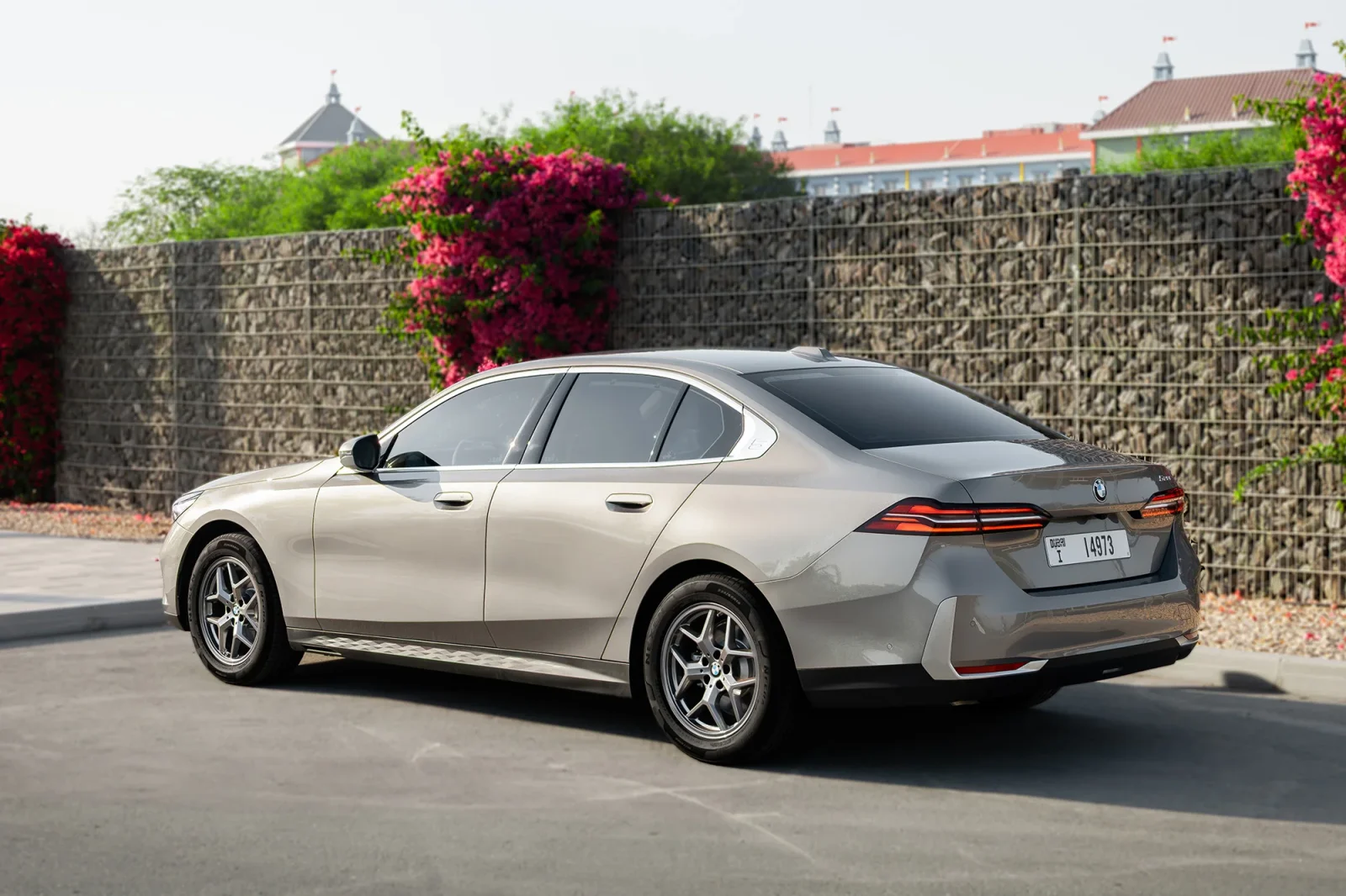 Affitto BMW 5-Series 520i Grigio 2025 in Dubai - 8 