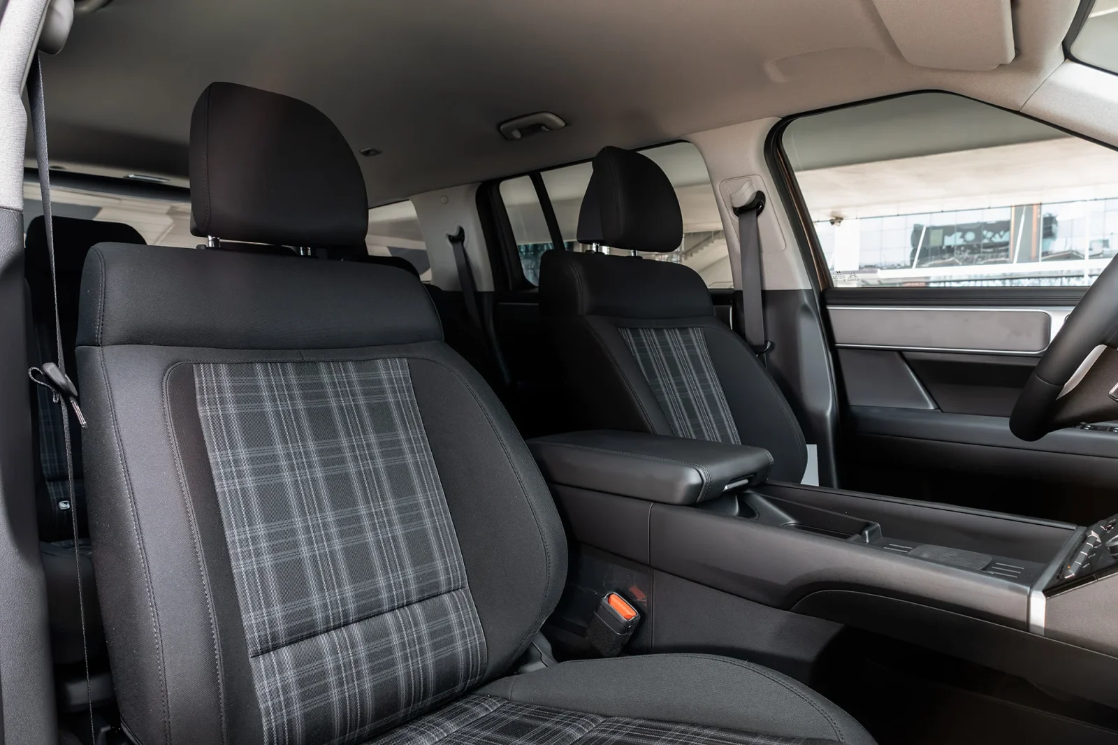 Kiralık Hyundai Santa Fe  Kahverengi 2025 içinde Dubai - 6 