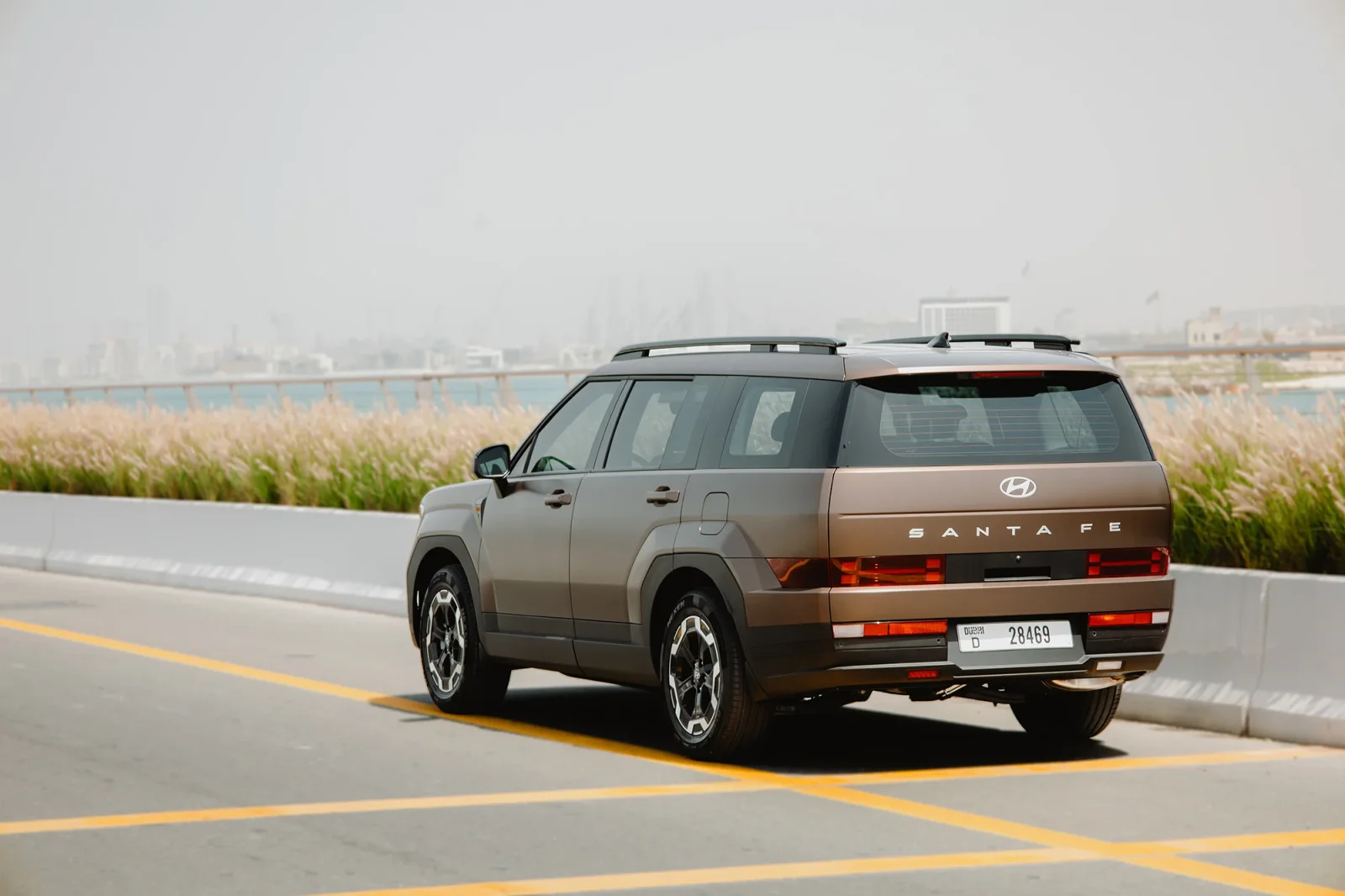 Kiralık Hyundai Santa Fe  Kahverengi 2025 içinde Dubai - 8 