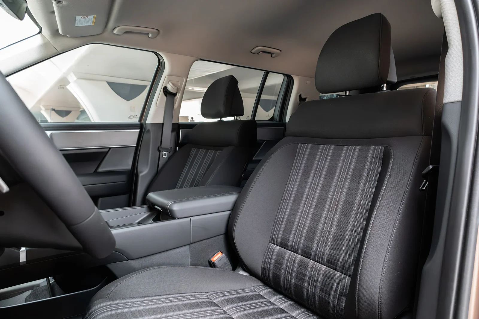 Kiralık Hyundai Santa Fe  Kahverengi 2025 içinde Dubai - 5 