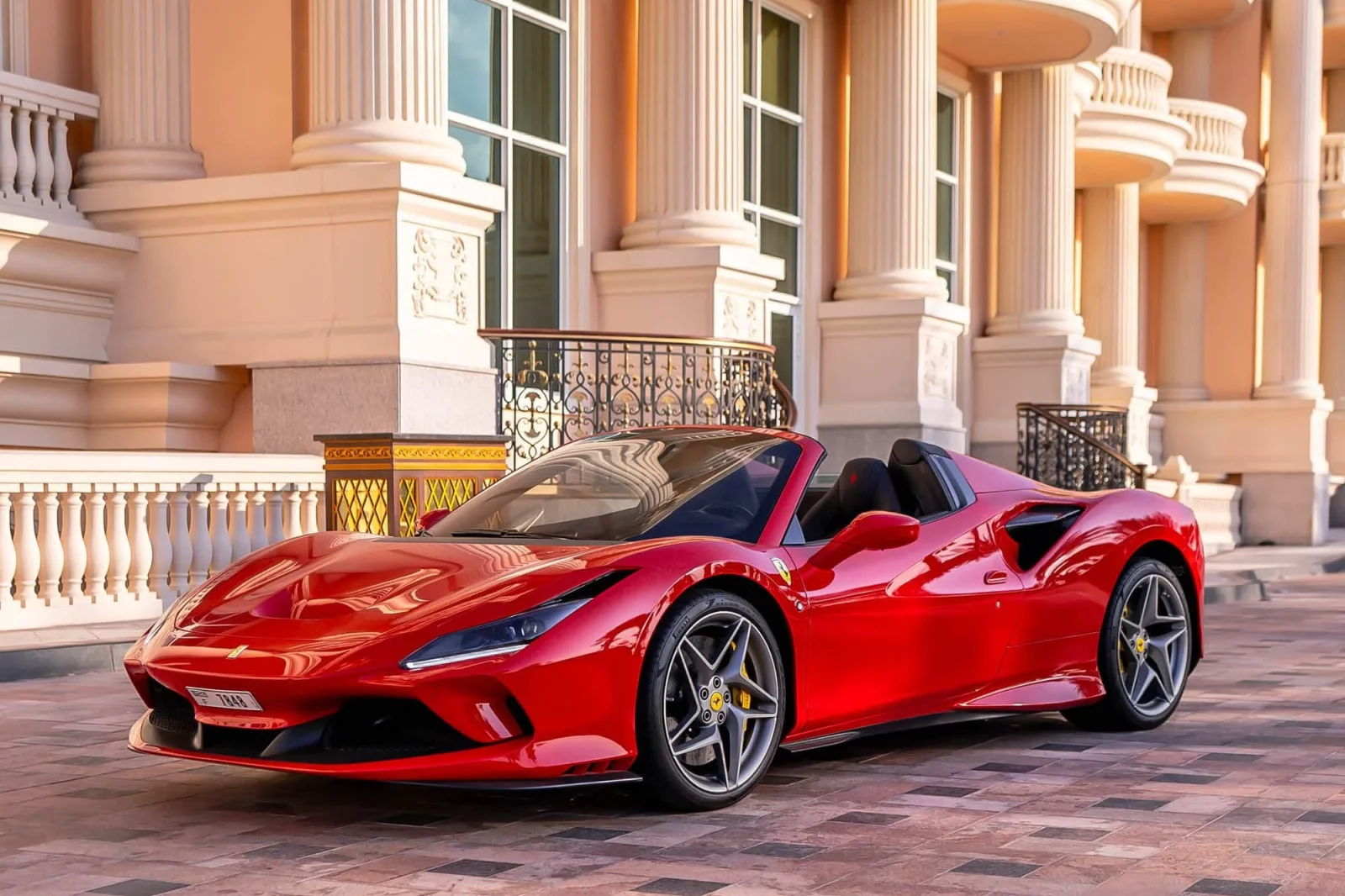 Miete Ferrari F8 Tributo Spider Rot 2022 in der Dubai