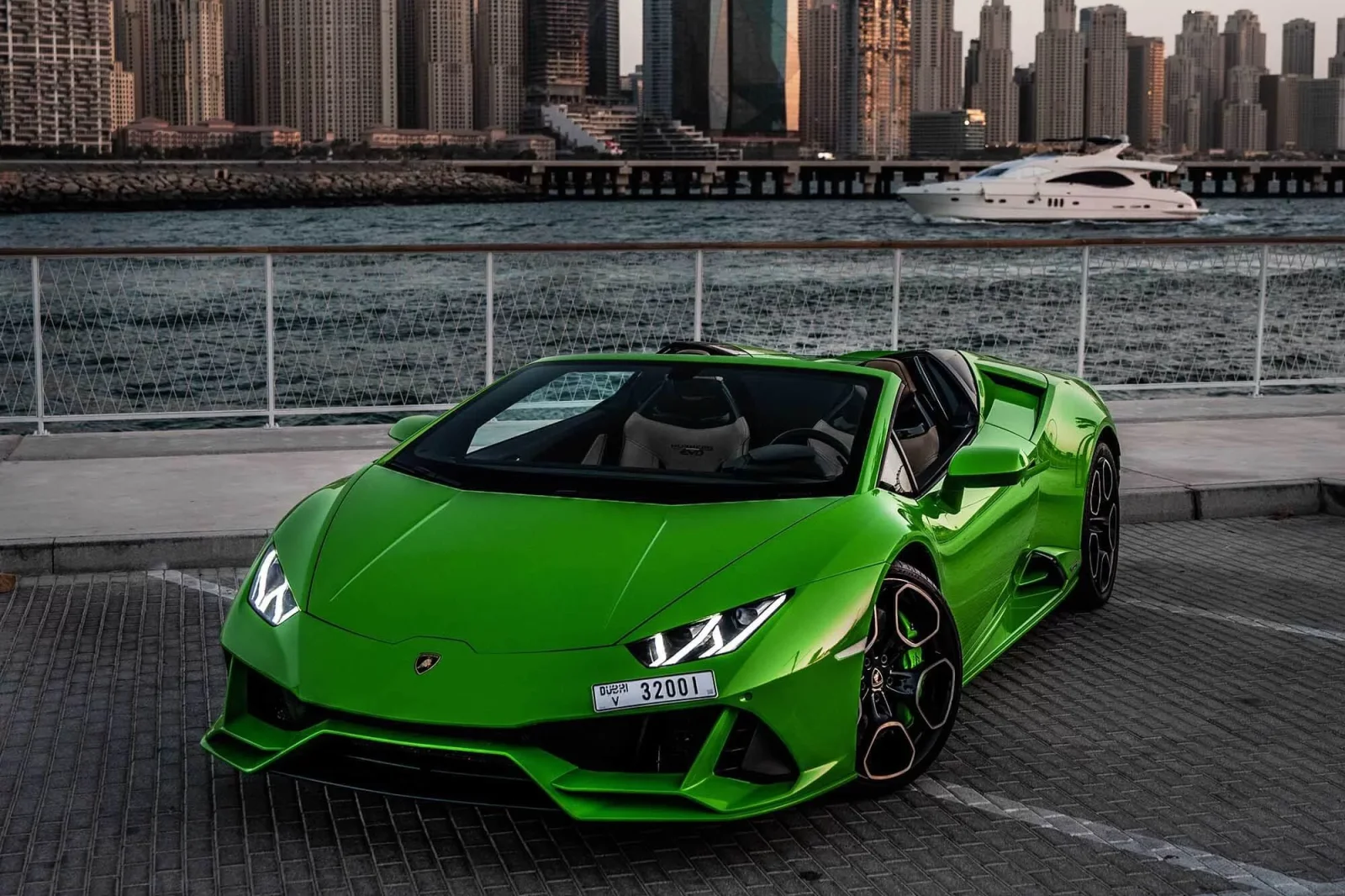 Kiralık Lamborghini Huracan Evo Spider Yeşil 2022 içinde Dubai