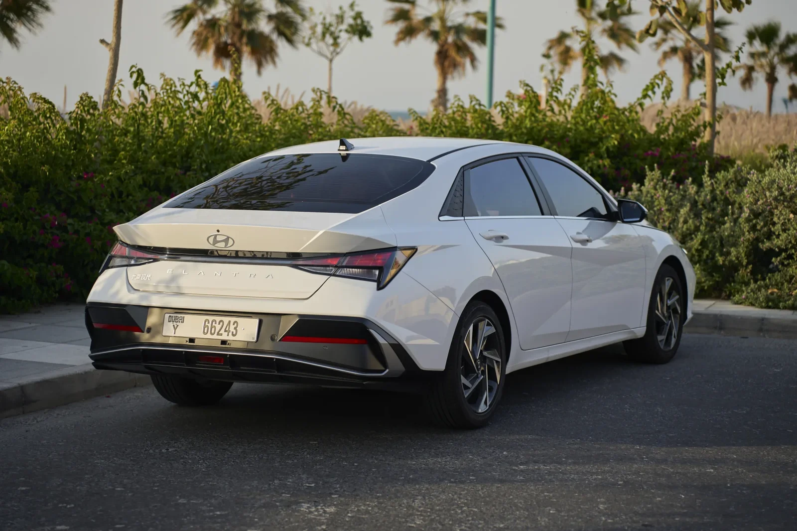 Loyer Hyundai Elantra  Blanc 2024 en Dubai - 4 