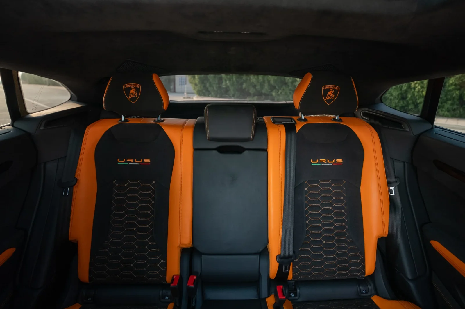 Loyer Lamborghini Urus Pearl Capsule Orange Orange 2023 en Dubai - 3 
