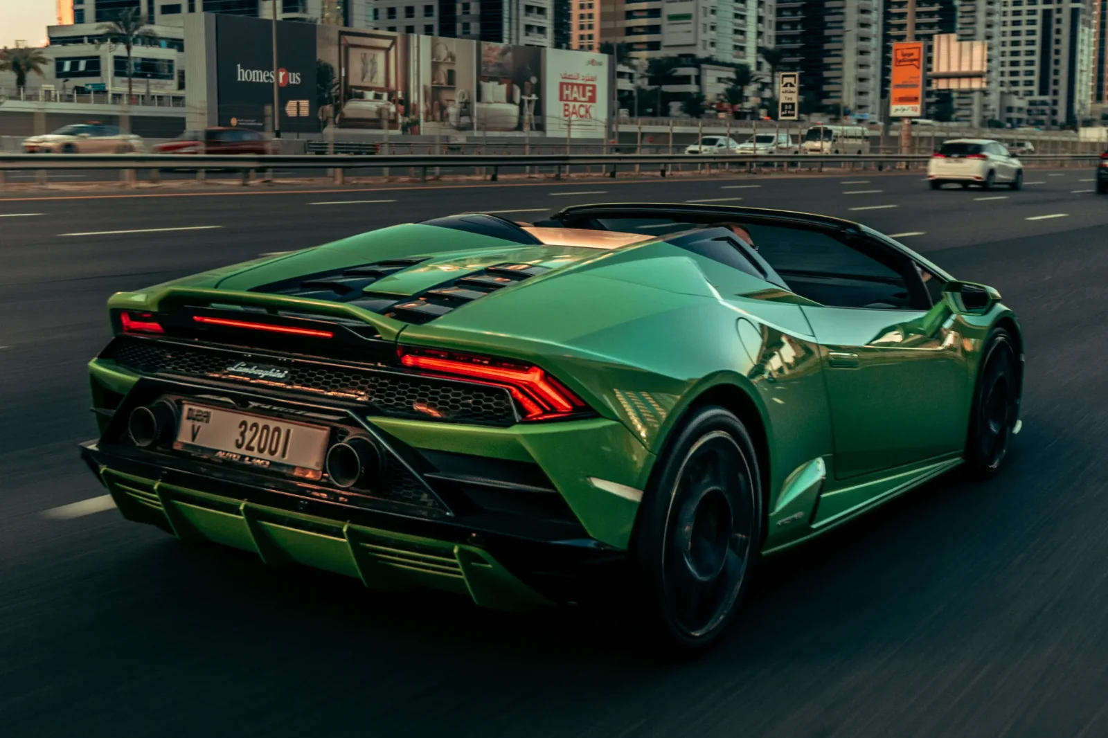 Loyer Lamborghini Huracan Evo Spyder Vert 2023 en Dubai - 3 