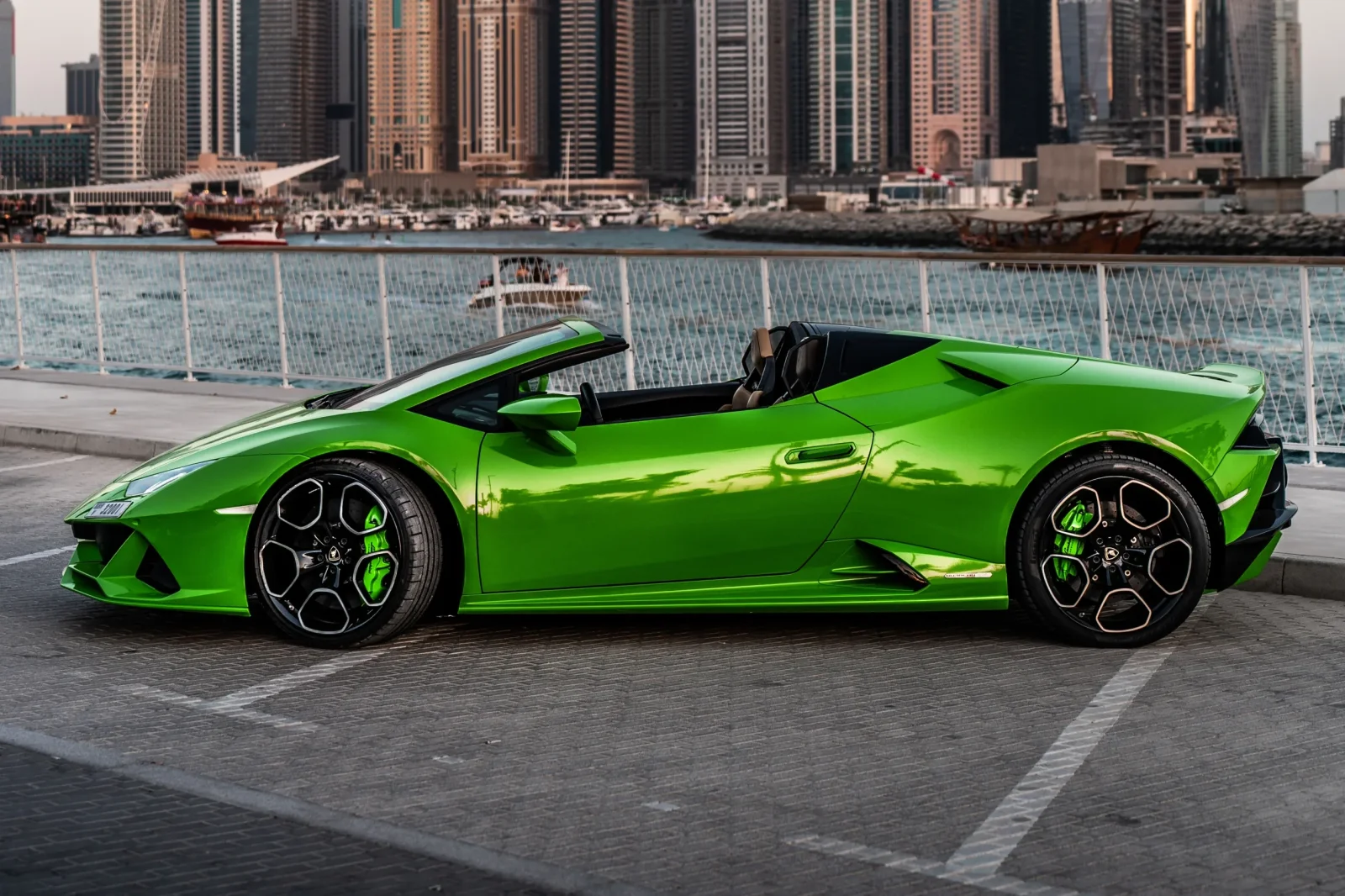 Loyer Lamborghini Huracan Evo Spyder Vert 2023 en Dubai - 4 
