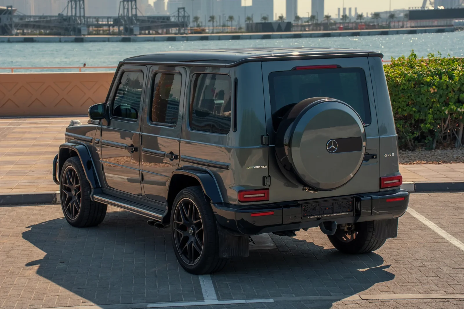 Huren Mercedes-Benz G-Class 63 AMG Grijs 2022 in Dubai - 4 