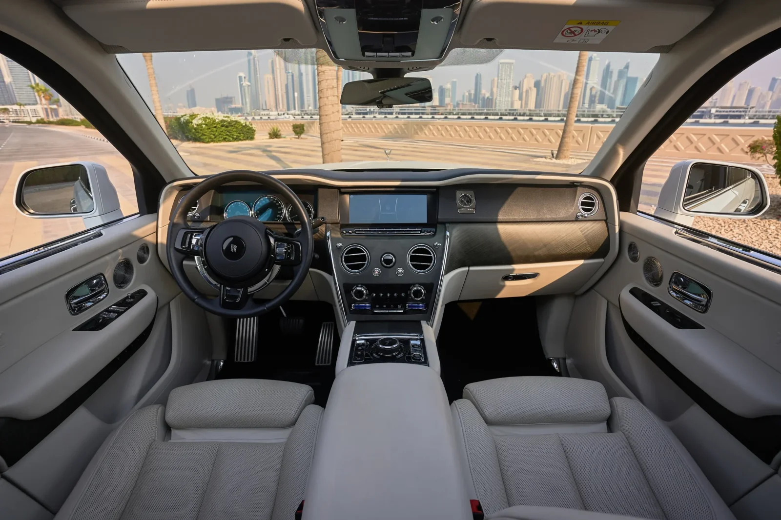 Miete Rolls-Royce Cullinan  Weiß 2022 in der Dubai - 2 