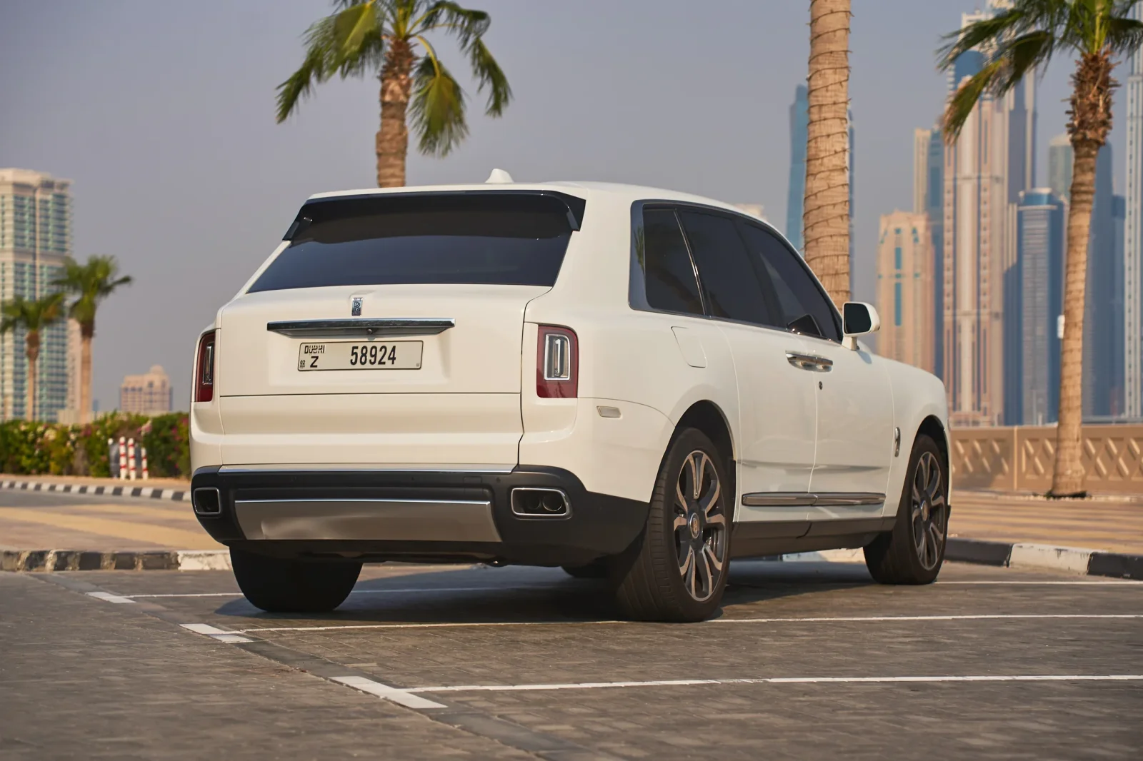 Miete Rolls-Royce Cullinan  Weiß 2022 in der Dubai - 4 