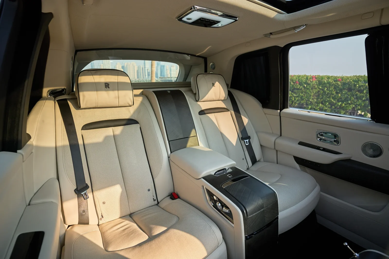 Miete Rolls-Royce Cullinan  Weiß 2022 in der Dubai - 3 