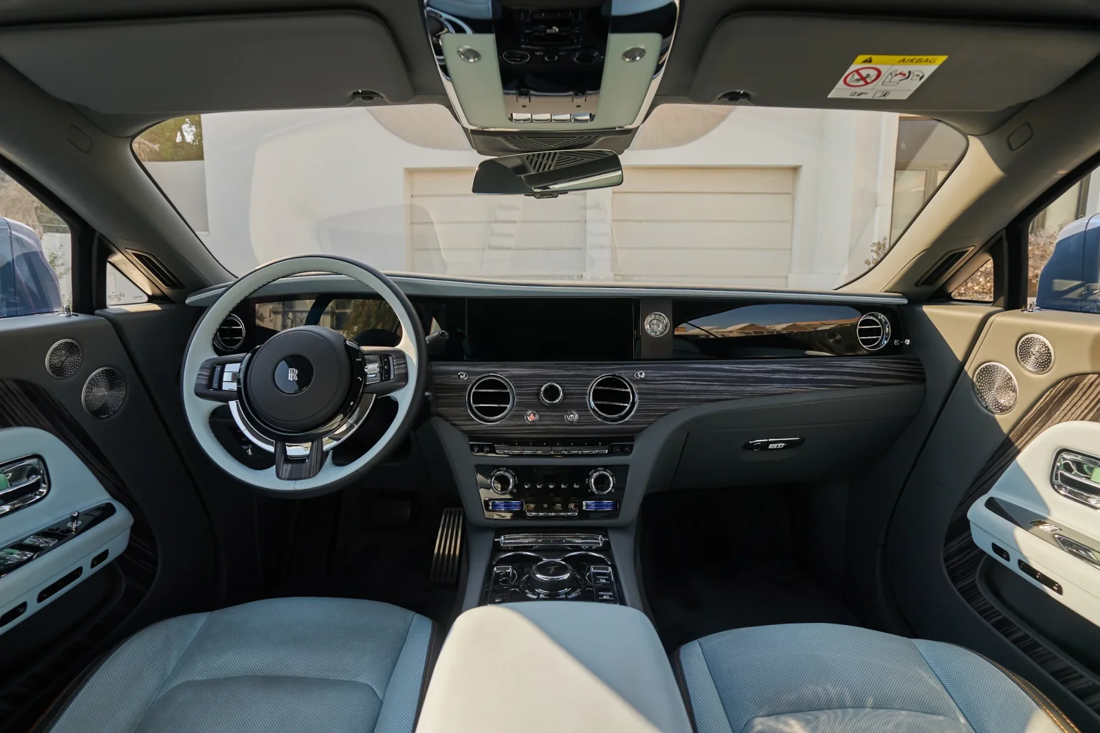 Miete Rolls-Royce Spectre  Himmelblau 2023 in der Dubai - 2 