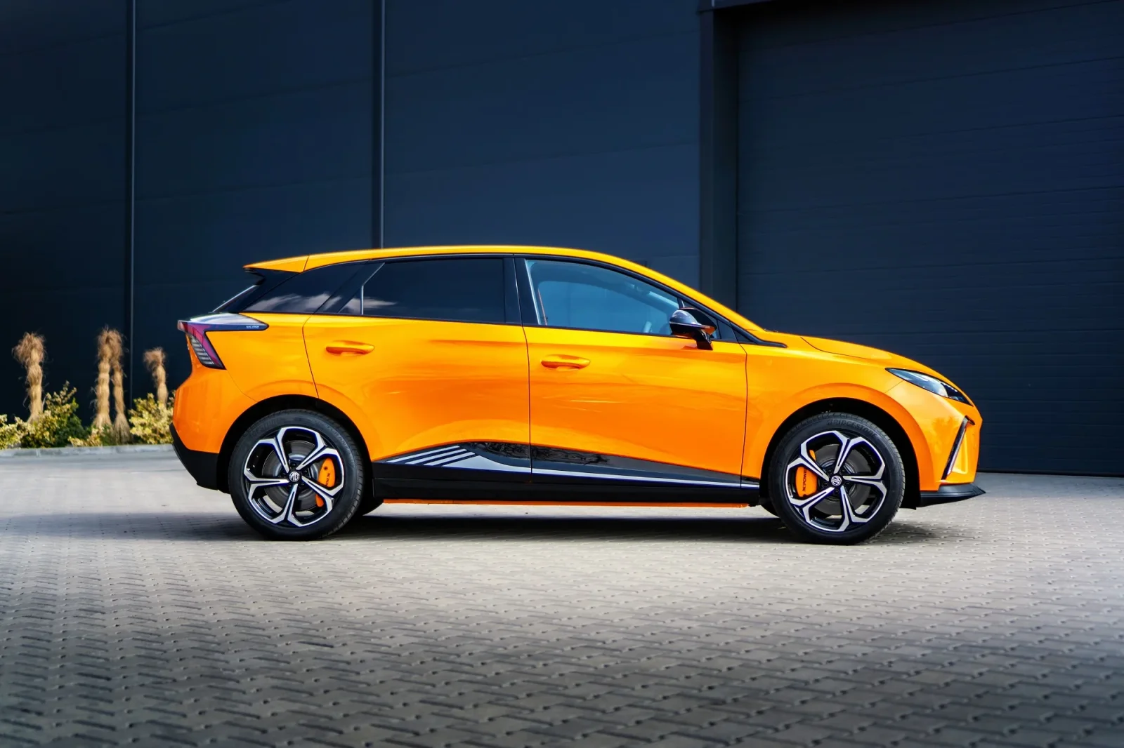Kiralık MG 4 EV Turuncu 2025 içinde Dubai - 3 