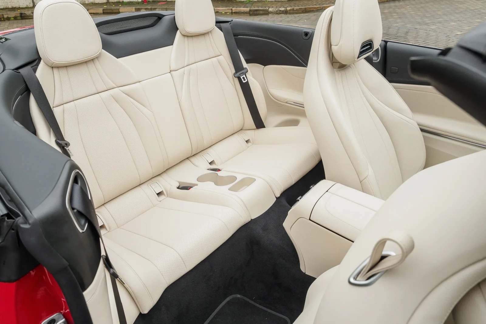 Huren Mercedes-Benz CLE-Class 200 Rood 2025 in Dubai - 4 