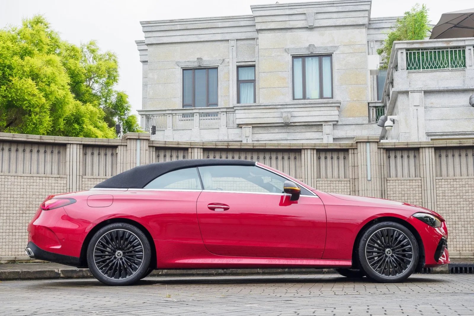 Huren Mercedes-Benz CLE-Class 200 Rood 2025 in Dubai - 7 