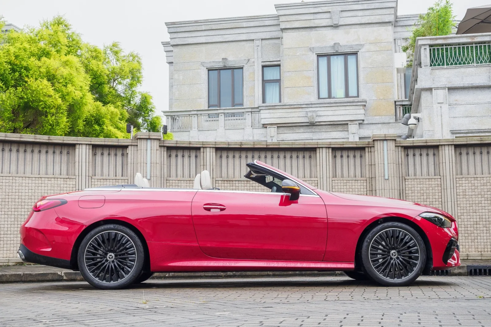 Huren Mercedes-Benz CLE-Class 200 Rood 2025 in Dubai - 6 