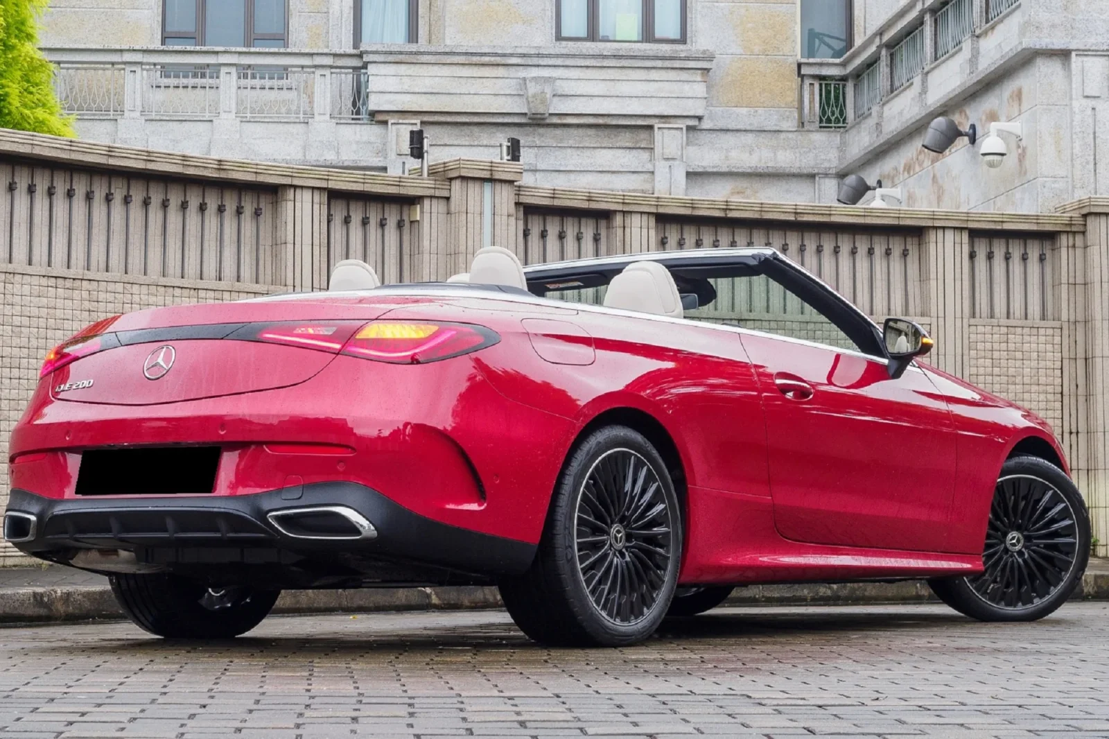 Huren Mercedes-Benz CLE-Class 200 Rood 2025 in Dubai - 2 